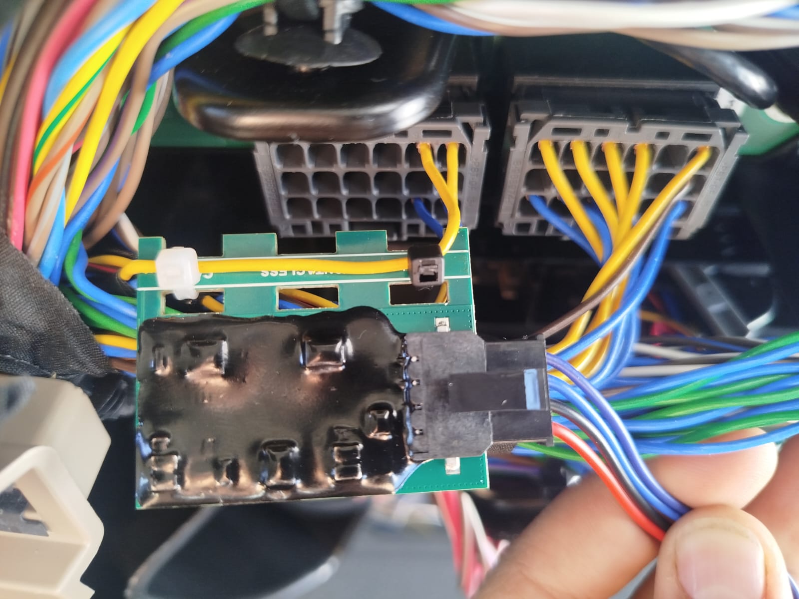 Conector de 4 pines del módulo contactless hacia el tracker
