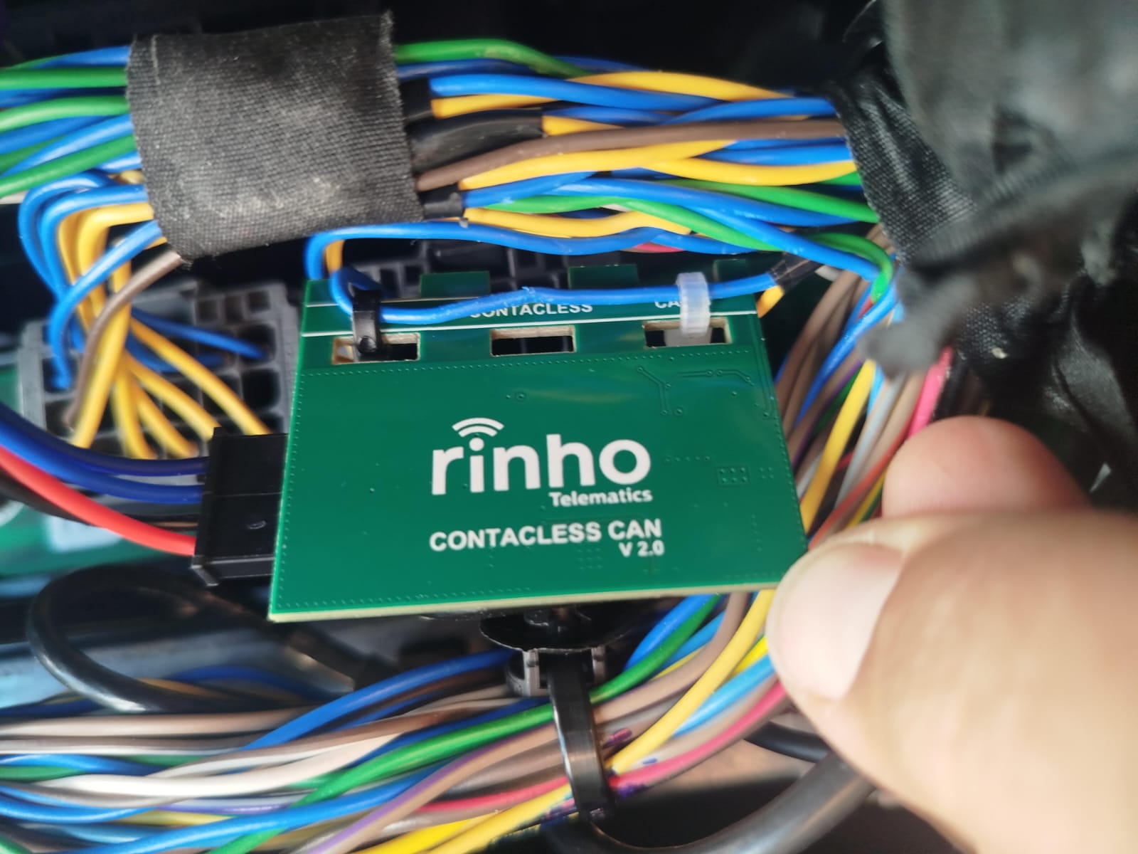 Placa contactless fijada con precintos sobre el mazo de cables del vehículo